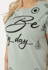 Born2be - Jasnozielony Bawełniany T-shirt z Napisem Be Every Day i Ściągaczem na Dole Ableza. Okazja: na co dzień. Kolekcja: plus size. Kolor: zielony. Materiał: bawełna. Wzór: napisy. Styl: casual #6