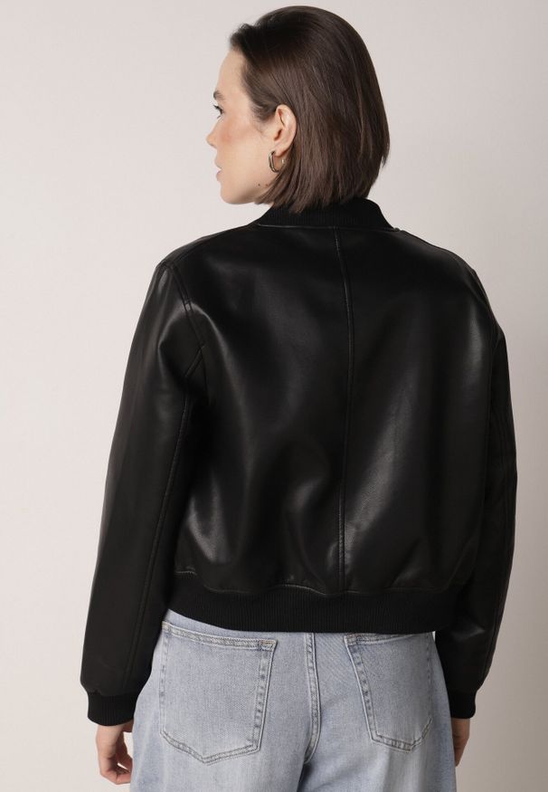 Born2be - Czarna Przejściowa Kurtka Bomberka z Imitacji Skóry Izanelia. Okazja: na co dzień. Kolor: czarny. Materiał: skóra. Wzór: kwiaty. Styl: casual