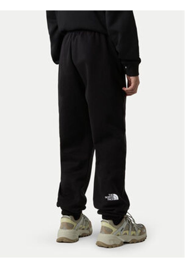 The North Face Spodnie dresowe Essential NF0A8BHS Czarny Regular Fit. Kolor: czarny. Materiał: syntetyk