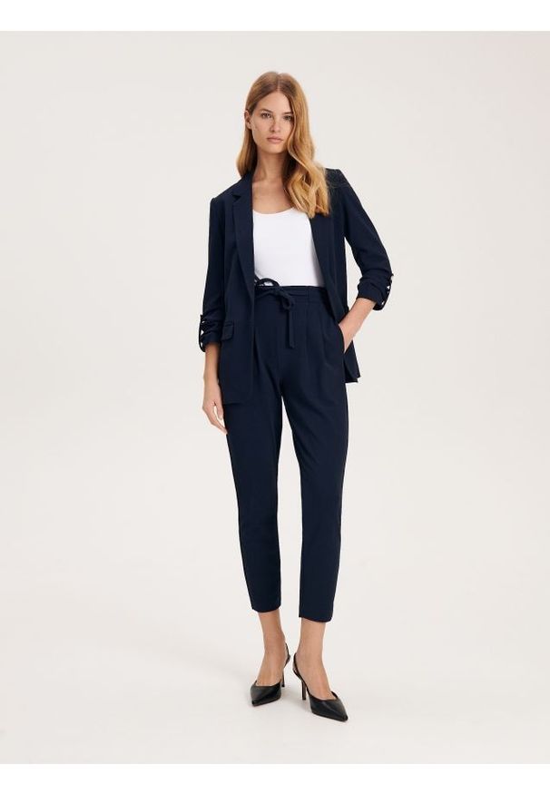 Reserved - Cygaretki z paskiem - granatowy. Kolor: niebieski. Materiał: dzianina. Wzór: gładki. Styl: klasyczny