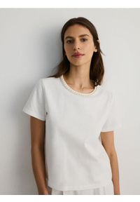 Reserved - T-shirt z ozdobnym dekoltem - biały. Kolor: biały. Materiał: bawełna #1