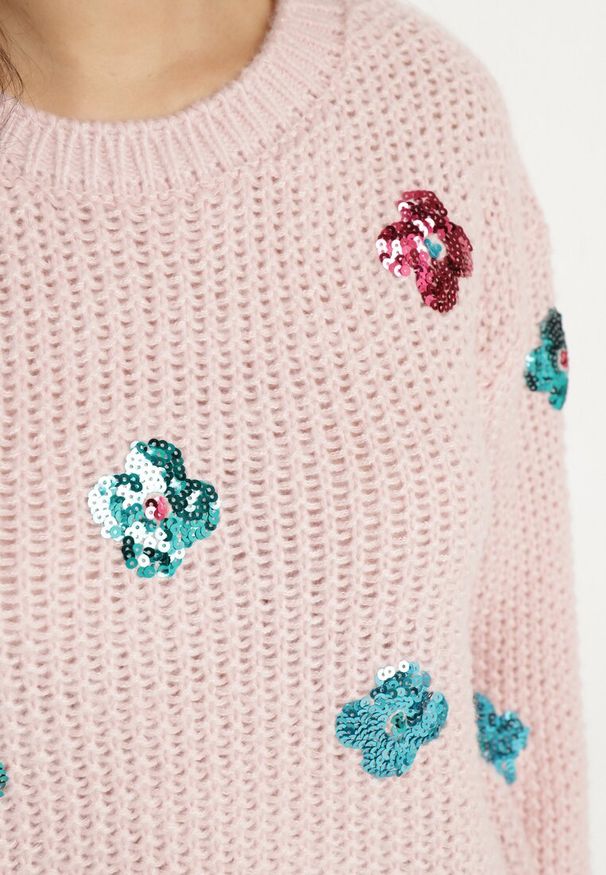 Born2be - Jasnoróżowy Sweter z Tłoczonej Dzianiny z Wiskozą Zdobiony Cekinowymi Kwiatami Edamara. Okazja: na co dzień. Kolor: różowy. Materiał: dzianina, wiskoza. Długość rękawa: długi rękaw. Długość: długie. Wzór: aplikacja, kwiaty. Styl: klasyczny, wizytowy, casual
