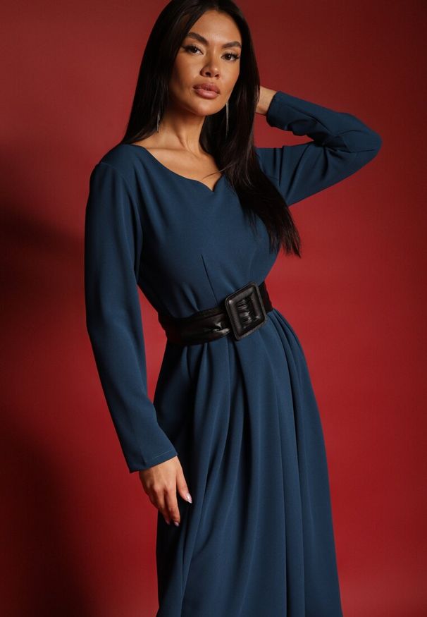 Renee - Granatowa Sukienka o Rozkloszowanym Kroju z Trójkątnym Dekoltem Temivara. Okazja: na co dzień. Kolor: niebieski. Materiał: jeans. Wzór: bez wzorów. Typ sukienki: proste, rozkloszowane. Styl: casual, elegancki