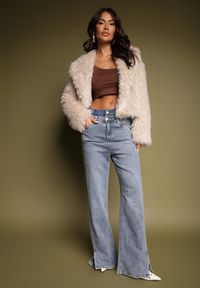 Renee - Beżowa Krótka Kurtka Futerko z Szerokim Kołnierzem Areti. Okazja: na co dzień. Kolor: beżowy. Materiał: futro. Długość: krótkie. Styl: casual, elegancki