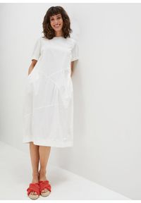 bonprix - Sukienka z wpuszczanymi kieszeniami, O-shape. Kolor: biały. Materiał: bawełna #1