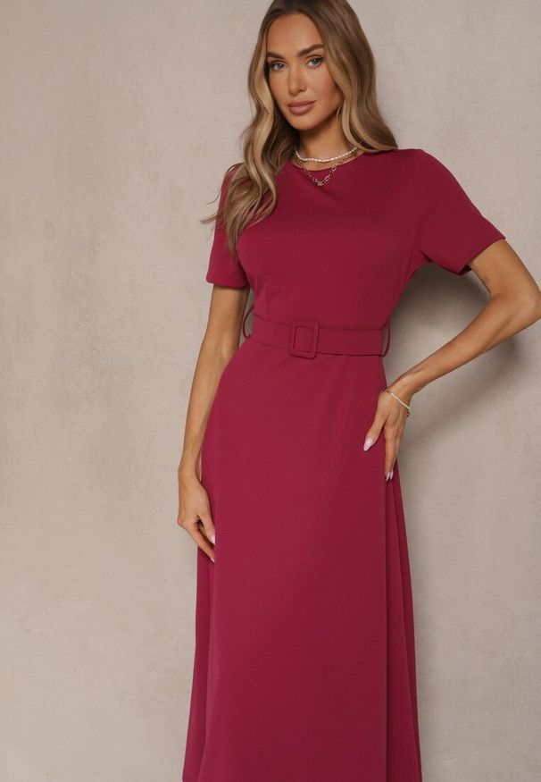 Renee - Ciemnoróżowa Sukienka o Rozkloszowanym Kroju z Ozdobnym Paskiem Desiliena. Okazja: na co dzień. Kolor: czerwony, różowy. Materiał: denim. Typ sukienki: rozkloszowane. Styl: klasyczny, elegancki, casual