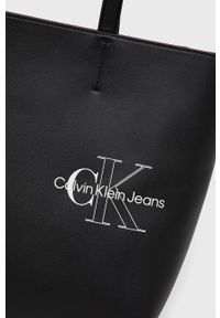 Calvin Klein Jeans torebka kolor czarny. Kolor: czarny. Wzór: nadruk. Materiał: z nadrukiem. Rodzaj torebki: na ramię #3