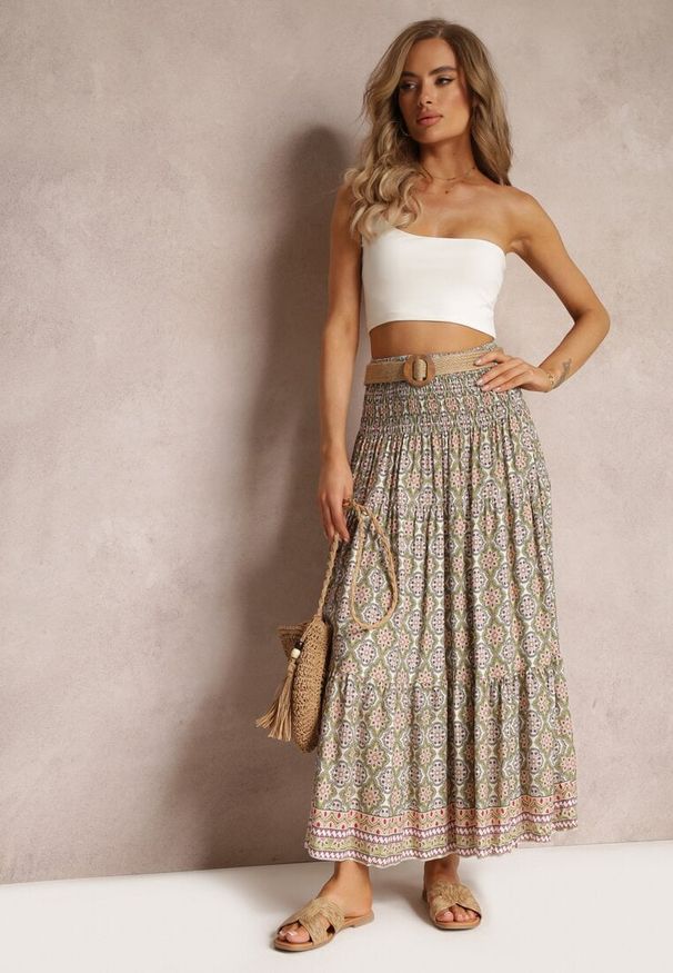 Renee - Zielona Rozkloszowana Spódnica Maxi z Falbaną i Plecionym Paskiem Rahaf. Kolor: zielony. Długość: długie. Styl: boho