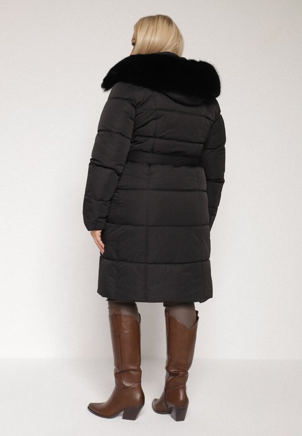 Born2be - Czarna Pikowana Kurtka z Kapturem z Futrem i Wiązanym Paskiem Mevinatia. Okazja: na co dzień. Typ kołnierza: kaptur. Kolekcja: plus size. Kolor: czarny. Materiał: futro. Styl: casual, klasyczny