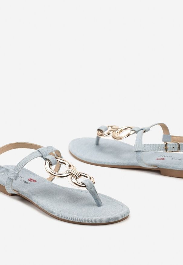 Born2be - Jasnoniebieskie Sandały z Imitacji Skóry na Płaskiej Podeszwie Zapinane na Sprzączkę z Aplikacjami Givala. Okazja: na spacer, do pracy. Zapięcie: sprzączka. Kolor: niebieski. Materiał: skóra. Wzór: aplikacja. Obcas: na płaskiej podeszwie