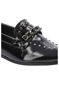 Czarne Lordsy Lamanti Damskie Eleganckie Buty. Okazja: na spotkanie biznesowe. Zapięcie: bez zapięcia. Kolor: czarny. Szerokość cholewki: normalna. Wzór: aplikacja. Materiał: skóra, lakier. Obcas: na obcasie. Styl: elegancki. Wysokość obcasa: niski