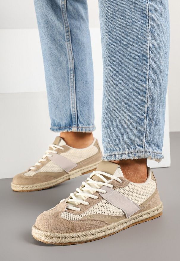 Renee - Ciemnobeżowe Sneakersy Typu Kultowe Tenisówki Zdobione Przeszyciami Grelloti. Okazja: na co dzień. Kolor: beżowy. Materiał: koronka, jeans. Wzór: aplikacja. Obcas: na obcasie. Wysokość obcasa: niski