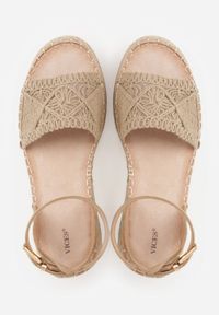 Renee - Ciemnobeżowe Sandały VICES na Koturnie z Plecionką w Stylu Boho Petrallea. Okazja: na co dzień. Zapięcie: sprzączka. Kolor: beżowy. Sezon: lato. Obcas: na koturnie. Styl: boho #4