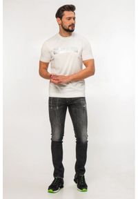 Emporio Armani - EMPORIO ARMANI Biały t-shirt męski ze srebrnym logo. Kolor: biały. Materiał: prążkowany. Wzór: aplikacja