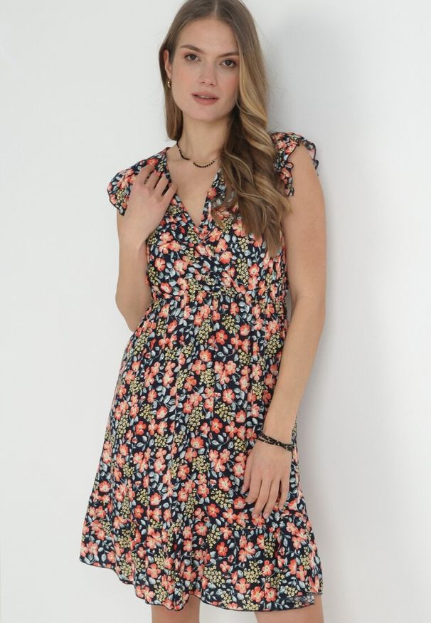 Born2be - Granatowa Rozkloszowana Sukienka z Wiskozy w Kwiaty Evalis. Kolor: niebieski. Materiał: wiskoza. Wzór: kwiaty. Sezon: lato