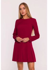 MOE - Elegancka krótka sukienka trapezowa z kontrafałdami bordowa. Okazja: do pracy, na spotkanie biznesowe. Typ kołnierza: dekolt w łódkę. Kolor: niebieski, czerwony, brązowy. Materiał: tkanina, poliester. Wzór: gładki. Typ sukienki: trapezowe. Styl: elegancki. Długość: mini #5