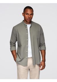 Ombre Clothing - Męska koszula lniana ze stójką i kieszenią REGULAR FIT – khaki V6. Okazja: na co dzień. Typ kołnierza: kołnierzyk stójkowy. Kolor: brązowy. Materiał: len. Długość rękawa: długi rękaw. Długość: długie. Sezon: lato, wiosna. Styl: casual