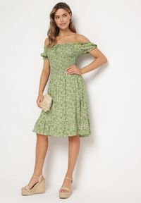 Born2be - Jasnozielona Sukienka Hiszpanka z Bawełny w Drobne Kwiatki Wietema. Okazja: na co dzień. Typ kołnierza: dekolt hiszpanka. Kolor: zielony. Materiał: bawełna. Wzór: kwiaty. Typ sukienki: z odkrytymi ramionami. Styl: casual #6