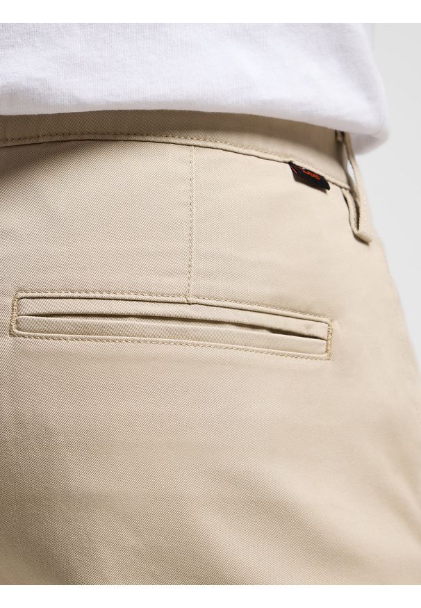 Lee - LEE MĘSKIE SPODNIE MATERIAŁOWE LEE SLIM CHINO STONE 112342927. Materiał: materiał