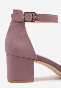 Born2be - Jasnofioletowe Czółenka na Obcasie Vices ze Skórzaną Wkładką i Ozdobnym Paskiem Nurisella. Okazja: na co dzień. Zapięcie: pasek. Kolor: fioletowy. Materiał: skóra. Obcas: na obcasie. Styl: casual, klasyczny. Wysokość obcasa: średni #5