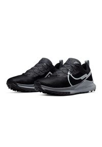 Buty Nike React Pegasus Trail 4 M DJ6158-001 czarne. Okazja: na co dzień. Zapięcie: pasek. Kolor: czarny. Materiał: syntetyk, guma. Szerokość cholewki: normalna. Sport: bieganie