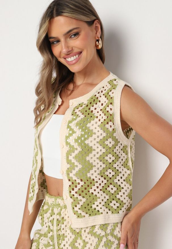 Born2be - Zielono-Beżowa Ażurowa Kamizelka z Bawełny bez Rękawów Zapinana na Guziki Xavetta. Okazja: na randkę, na co dzień. Kolor: zielony. Materiał: bawełna. Długość rękawa: bez rękawów. Wzór: ażurowy. Sezon: lato. Styl: boho, casual
