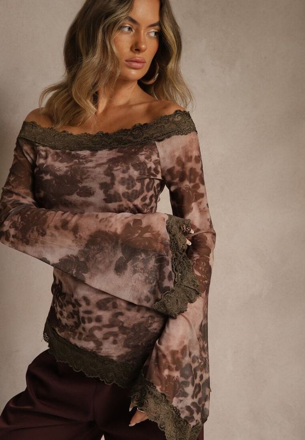 Renee - Brązowa Bluzka Siateczkowa Typu Hiszpanka z Bawełną i Wiskozą z Koronką Nurriva. Okazja: na co dzień. Typ kołnierza: dekolt hiszpanka. Kolor: brązowy. Materiał: koronka, bawełna, wiskoza. Wzór: koronka. Styl: casual