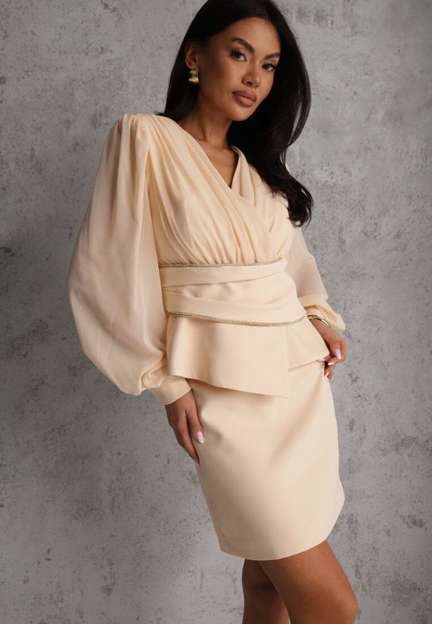 Renee - Beżowa Bluzka VICES w Kopertowym Stylu z Luźnymi Transparentnymi Rękawami i Dekoltem V Inge. Okazja: na co dzień. Kolor: beżowy. Materiał: jeans. Styl: casual, elegancki