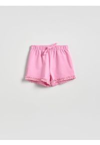 Reserved - Szorty z falbanką - różowy. Kolor: różowy. Materiał: bawełna