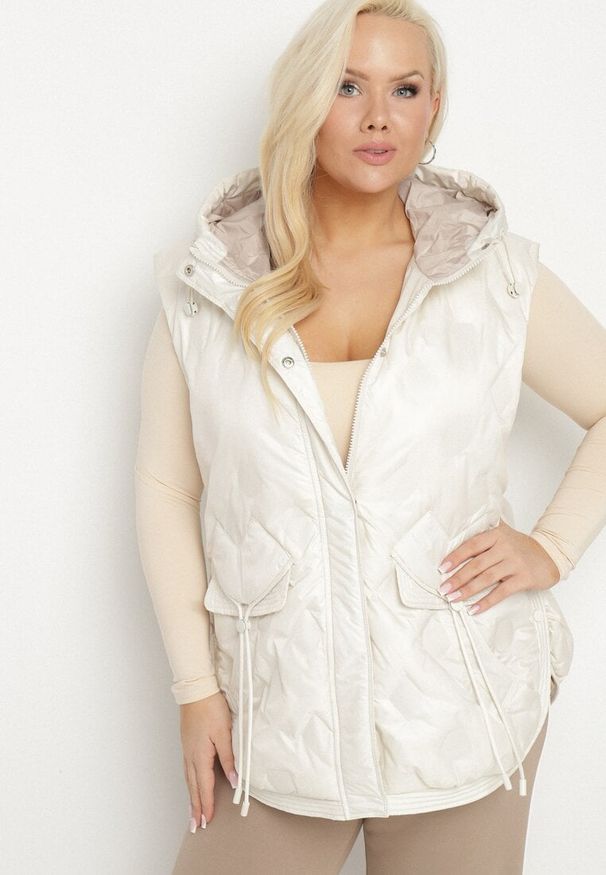 Born2be - Jasnobeżowa Kamizelka Pikowana z Ozdobnymi Kieszonkami z Kapturem Embia. Okazja: na co dzień, na spacer. Typ kołnierza: kaptur. Kolekcja: plus size. Kolor: beżowy. Materiał: jeans. Sezon: jesień. Styl: elegancki, casual