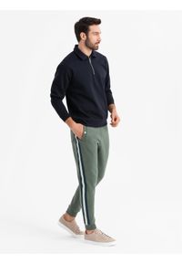 Ombre Clothing - Męskie dresowe spodnie z lampasami i ściągaczami na nogawkach – oliwkowe V2 OM-PASK-0258 - XXL. Kolor: oliwkowy. Materiał: dresówka. Wzór: aplikacja, kolorowy. Styl: retro, elegancki #9