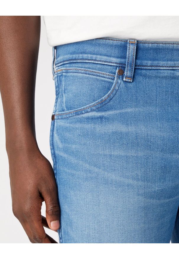 Wrangler - WRANGLER LARSTON MĘSKIE SPODNIE JEANSOWE COSMIC W18SMJ347