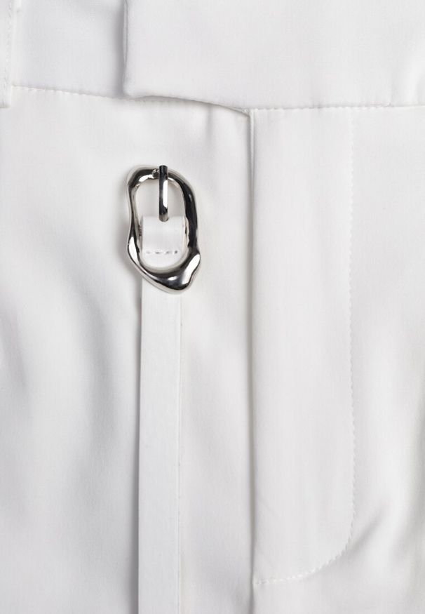 Renee - Biała Spódnica z Bawełną o Dopasowanym Kroju z Paskiem i Podszewką-Szortami Vitia. Okazja: na co dzień. Kolor: biały. Materiał: bawełna. Styl: casual, elegancki