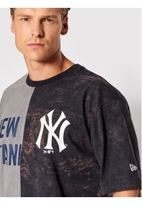 New Era T-Shirt New York Yankees Split Graphic 13083854 Szary Regular Fit. Kolor: szary. Materiał: bawełna #3