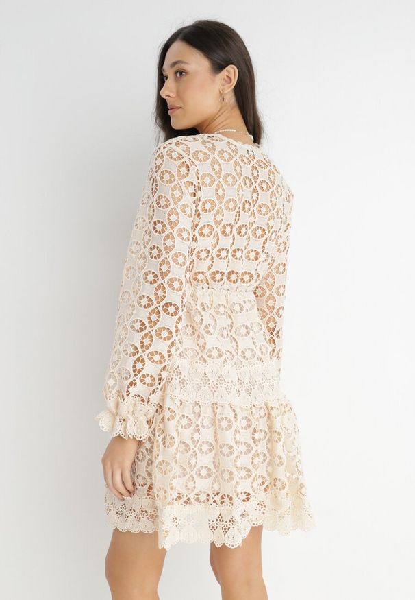 Born2be - Beżowa Sukienka Mellathe. Kolor: beżowy. Materiał: materiał, koronka. Długość rękawa: długi rękaw. Wzór: ażurowy, aplikacja. Styl: wizytowy. Długość: mini