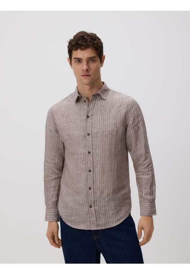 Reserved - Lniana koszula regular fit - brązowy. Kolor: brązowy. Materiał: len