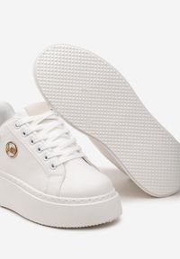 Born2be - Biało-Beżowe Sneakersy Sargita. Kolor: biały. Materiał: materiał. Szerokość cholewki: normalna. Wzór: aplikacja, gładki. Obcas: na platformie #5