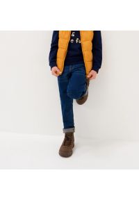 Sinsay - Spodnie jeansowe regular - Granatowy. Kolor: niebieski