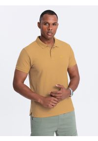 Ombre Clothing - Męska jednokolorowa koszulka polo BASIC z dzianiny pique - musztardowa V8 - Rozmiar: M. Okazja: na co dzień. Typ kołnierza: polo. Kolor: żółty. Materiał: dzianina. Wzór: haft, aplikacja, jednolity. Styl: sportowy, wizytowy, casual
