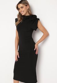 Born2be - Czarna Sukienka Midi Dopasowana z Ozdobną Broszką w Kształcie Kwiatka Agnolia. Kolor: czarny. Wzór: kwiaty. Styl: klasyczny. Długość: midi #3