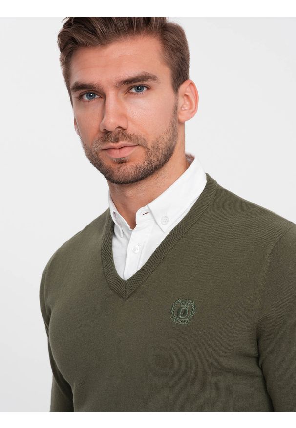 Ombre Clothing - Sweter męski z dekoltem "w serek" z koszulowym kołnierzykiem - ciemnooliwkowy V5 OM-SWSW-0102 - XL. Typ kołnierza: dekolt w serek, kołnierzyk koszulowy. Kolor: oliwkowy. Materiał: bawełna, materiał, nylon. Styl: klasyczny