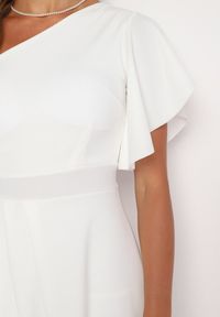 Born2be - Biała Koktajlowa Sukienka Asymetryczna na Jedno Ramię z Falbankami Vimilora. Typ kołnierza: kołnierz z falbankami. Kolor: biały. Materiał: materiał. Typ sukienki: asymetryczne. Styl: wizytowy #2