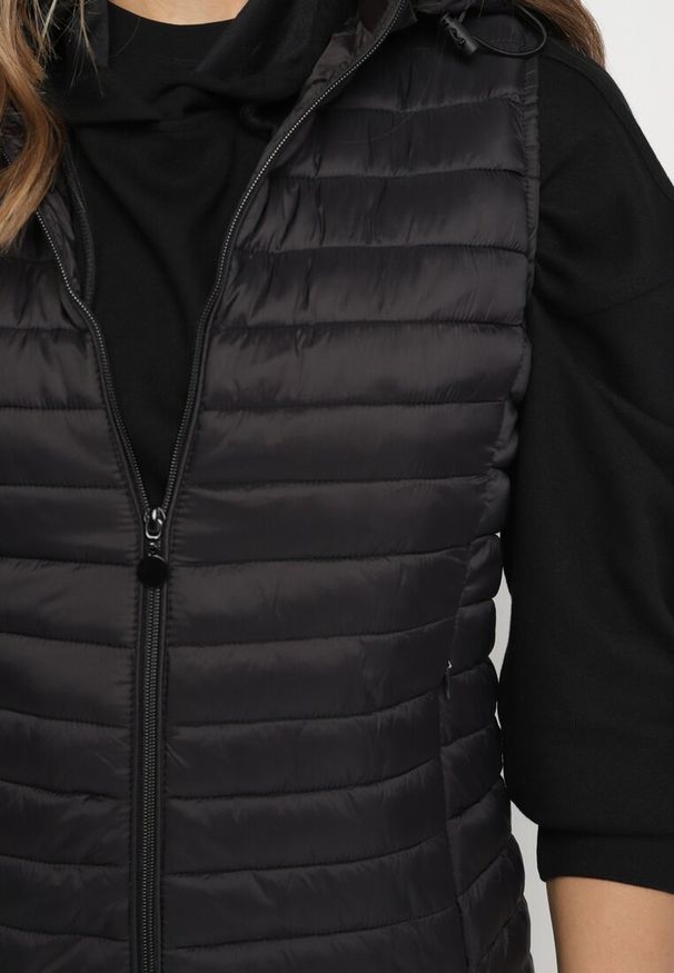 Born2be - Czarna Pikowana Kamizelka na Suwak z Kieszeniami i Odpinanym Kapturem Arsalna. Okazja: na co dzień. Typ kołnierza: golf. Kolor: czarny. Materiał: jeans. Styl: klasyczny, elegancki, casual