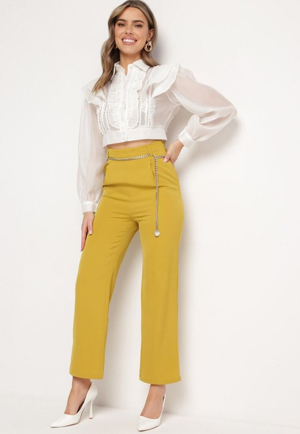 Born2be - Żółte Szerokie Spodnie Zapinane z boku na Suwak z Ozdobnym Łańcuchem Grazioso. Okazja: na spotkanie biznesowe, do pracy. Kolor: żółty. Materiał: satyna. Styl: biznesowy, elegancki, klasyczny