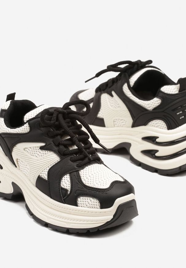 Born2be - Czarno-Beżowe Sneakersy na Grubej Tłoczonej Podeszwie z Geometrycznym Motywem Soloria. Okazja: na co dzień. Zapięcie: sznurówki. Kolor: czarny. Materiał: jeans. Wzór: geometria