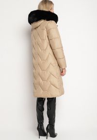 Born2be - Beżowa Pikowana Kurtka o Długim Kroju z Kapturem Kieszeniami i Odpinanym Futerkiem Liliraeth. Okazja: na spacer, na co dzień. Typ kołnierza: kaptur. Kolor: beżowy. Materiał: futro. Długość rękawa: długi rękaw. Długość: długie. Wzór: aplikacja. Styl: casual, elegancki #2