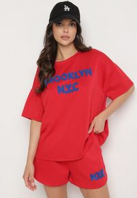 Born2be - Czerwony Komplet Oversize z Wiskozą T-shirt i Szorty z Nadrukiem Liravella. Kolor: czerwony. Materiał: wiskoza. Wzór: nadruk