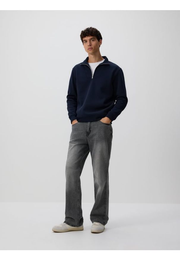 Reserved - Gładka bluza ze stójką - granatowy. Typ kołnierza: kołnierzyk stójkowy. Kolor: niebieski. Materiał: dzianina, bawełna. Wzór: gładki