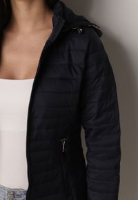 Born2be - Granatowa Pikowana Kurtka Przejściowa z Kapturem z Lamówką i Ściągaczami Zidara. Okazja: na spacer. Typ kołnierza: kaptur. Kolor: niebieski. Materiał: poliester, jeans, dresówka #2