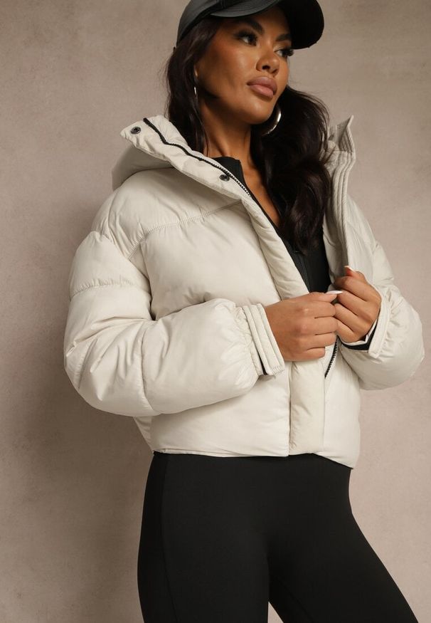 Renee - Biała Kurtka Puffer z Pikowaniem Kapturem i Kieszonką przy Rękawie Galeida. Okazja: na co dzień, na spacer. Kolor: biały. Materiał: jeans. Długość: krótkie. Styl: casual